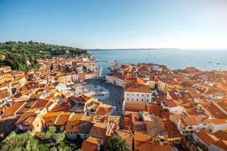 Piękny widok z powietrza na miasto Piran z rynkiem głównym Tartini na wybrzeżu Adriatyku